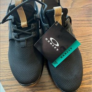 Mens size 10 casual Oakley shoes. NWT